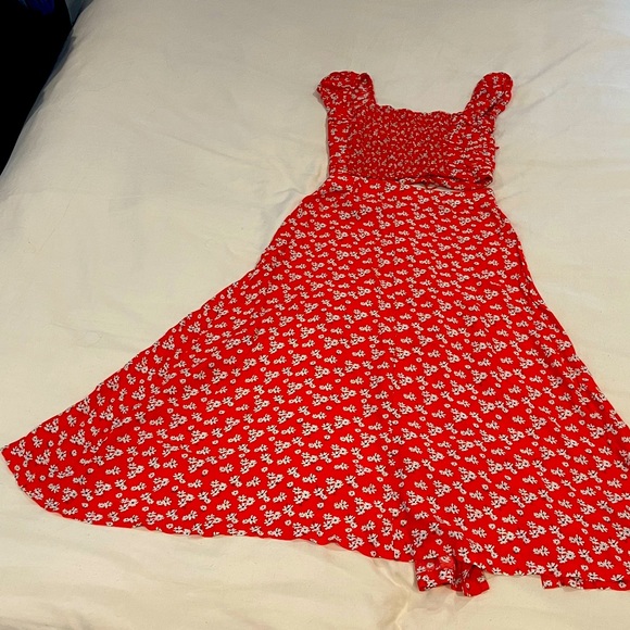 Beautiful red dress with white print flowers for summer. - Picture 2 of 3